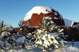 200 km už Vilniaus dygstantis dviejų seserų namas verčia praeivius stabtelėti 