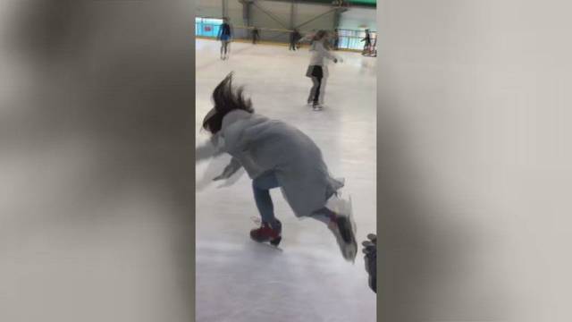 Kuriozinė situacija – merginų pramogos ant ledo virto išlikimo kova