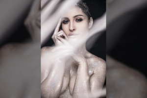 Dainininkė Gintarė Korsakaitė įsiamžino spindinčiai seksualioje fotosesijoje