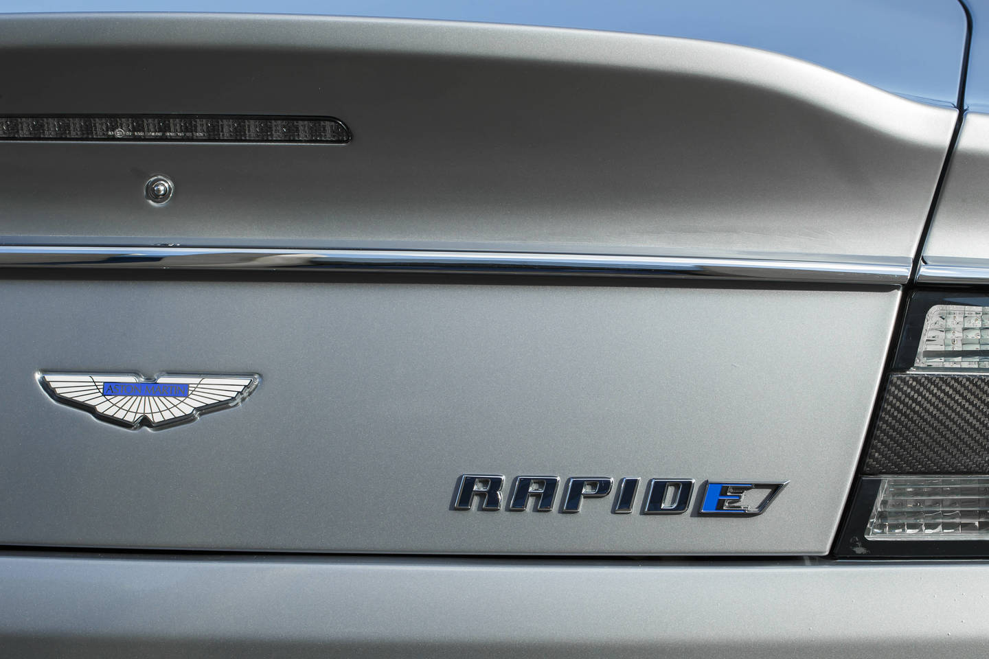 „Aston Martin RapidE“ debiutas neseniai buvo atidėtas iki 2019 metų.<br>Gamintojo nuotr.