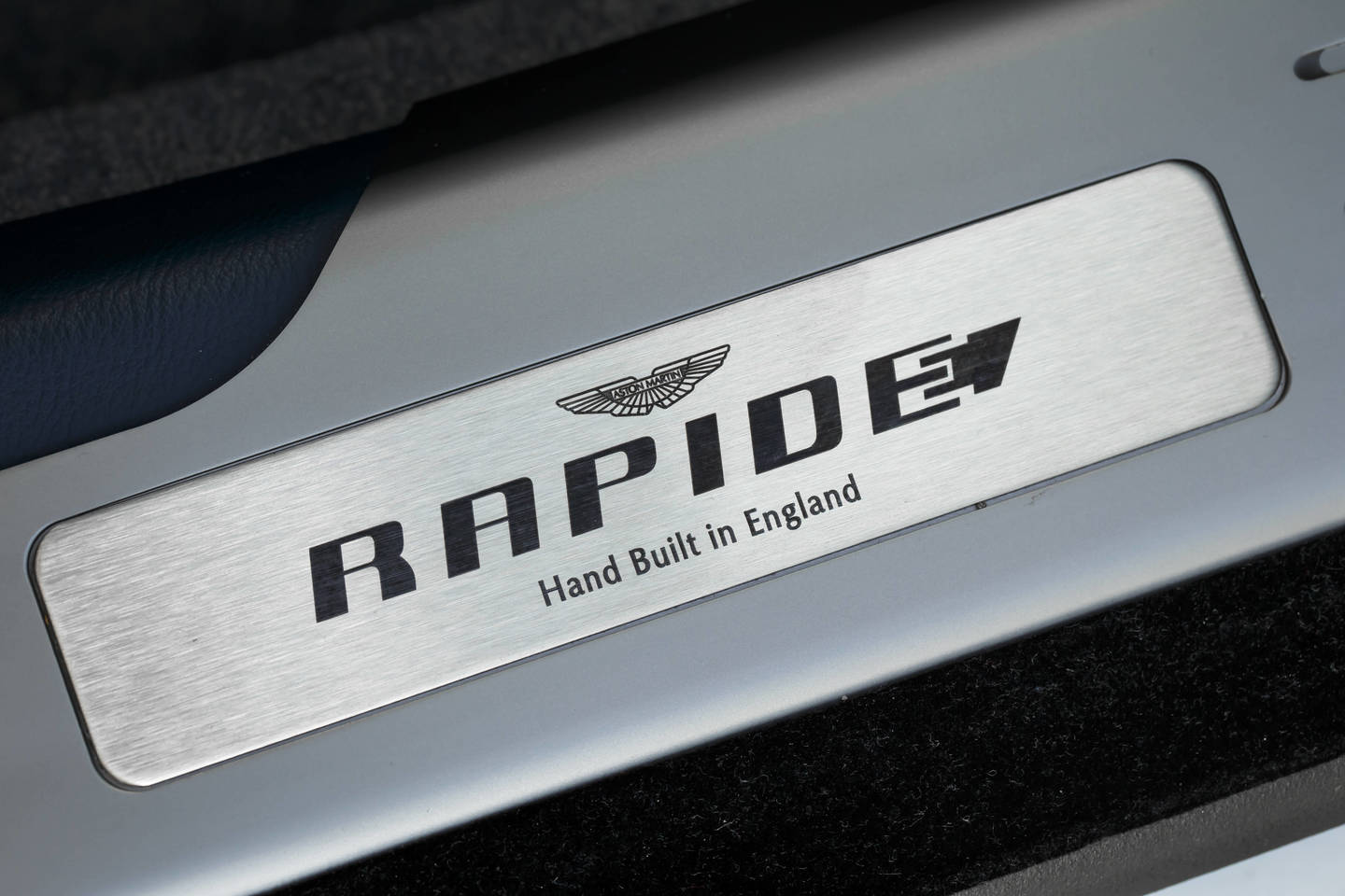 „Aston Martin RapidE“ debiutas neseniai buvo atidėtas iki 2019 metų.<br>Gamintojo nuotr.