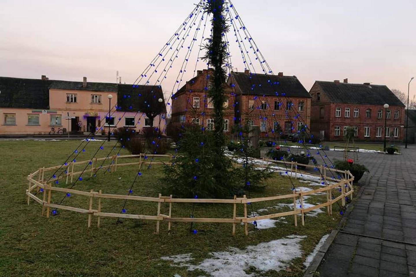  Komentatoriai šmaikštauja, kad Pakruojo rajone išdygo Vilniaus kalėdines eglutės parodija.<br> Skaitytojos nuotr. 