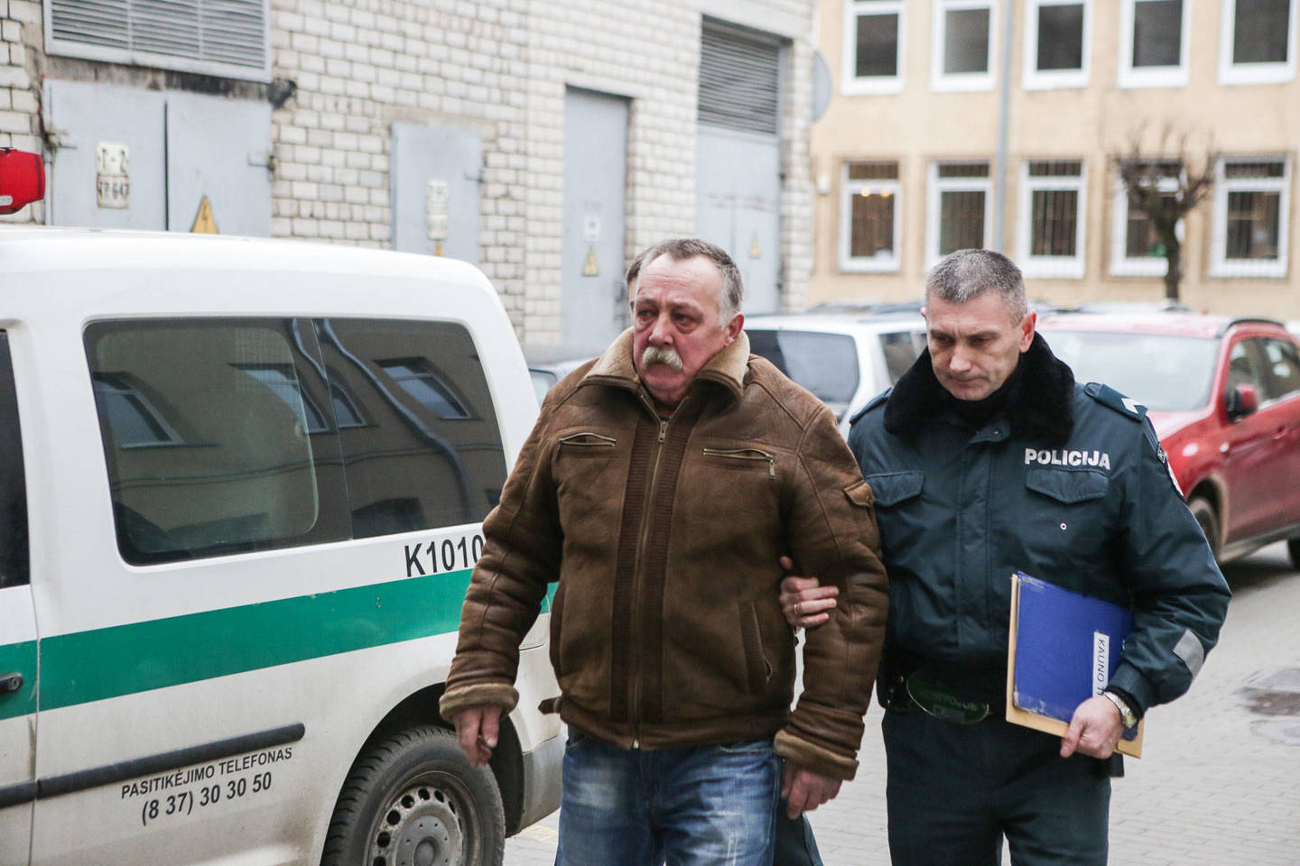  Praėjus parai nuo žmogžudystės Kaune prie parduotuvės, pareigūnai sulaikė šiuo nusikaltimu įtariamą R.Orantą.  Ketvirtadienį jis buvo atvestas į teismą dėl suėmimo skyrimo.<br> G.Bitvinsko nuotr.