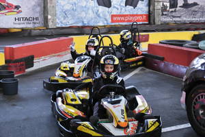 Vairuojančios moterys mergaites su saugumu gatvėje supažindino per smagias lenktynes