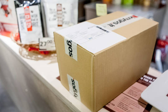 „Knygos.lt“ žengia į fizinę prekybą