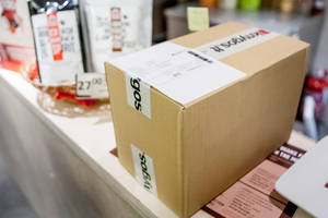 „Knygos.lt“ žengia į fizinę prekybą