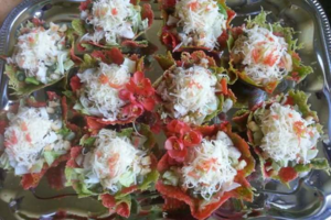 Švenčių stalui – spalvingi sūrio krepšeliai su gardžiomis salotomis 