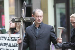 Skandalingasis Jonavos veikėjas išvežtas atlikti bausmės