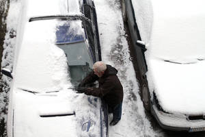 Ar reikia šildyti automobilio variklį? Ekspertas pastebėjo didelę vairuotojų klaidą