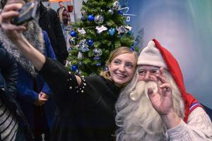 Laplandijoje turistai pildo Kalėdų Senelio maišą pinigais