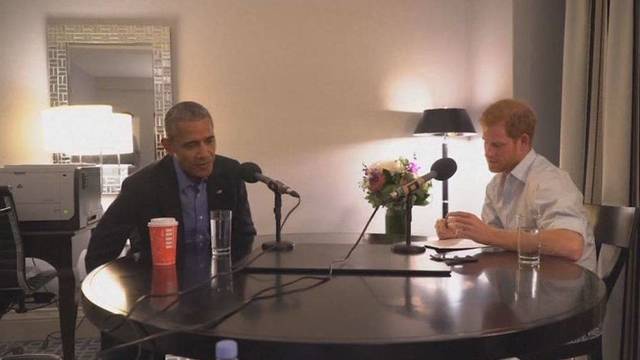 Princas Harry išbandė save žurnalisto kėdėje – ėmė interviu iš Baracko Obamos