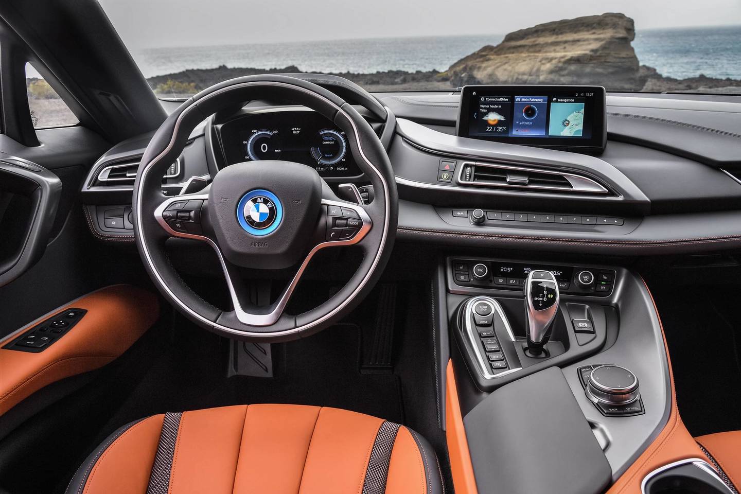 Atnaujingas BMW i8 bus siūlomas ne tik su kupė, bet ir su rodsterio kėbulu.