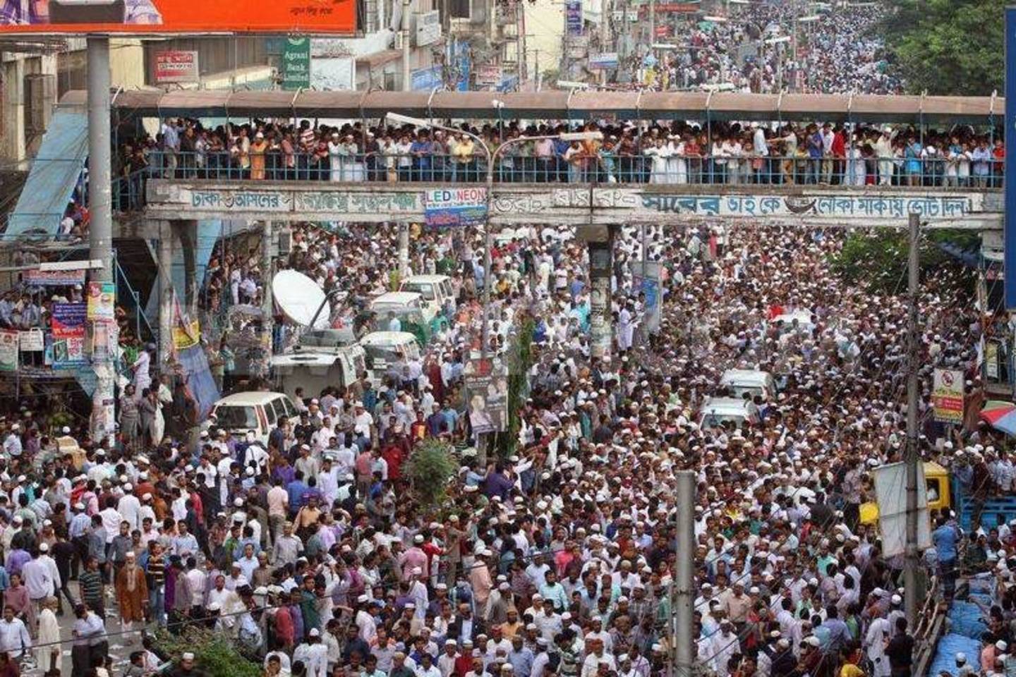  Bangladeše tokios spūstys per svarbių žmonių laidotuves nėra retos.<br> „Twitter“ asociatyvioji nuotr.