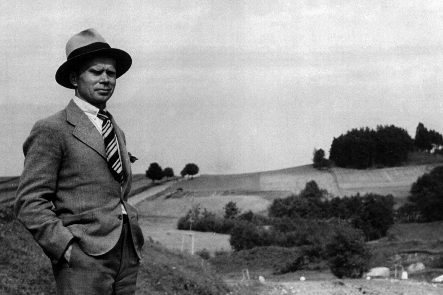 Ignas Jurkūnas-Šeinius grožisi tėviškės peizažais. 1939 m. <br>Iš Irvio Scheyniaus asmeninio archyvo.
