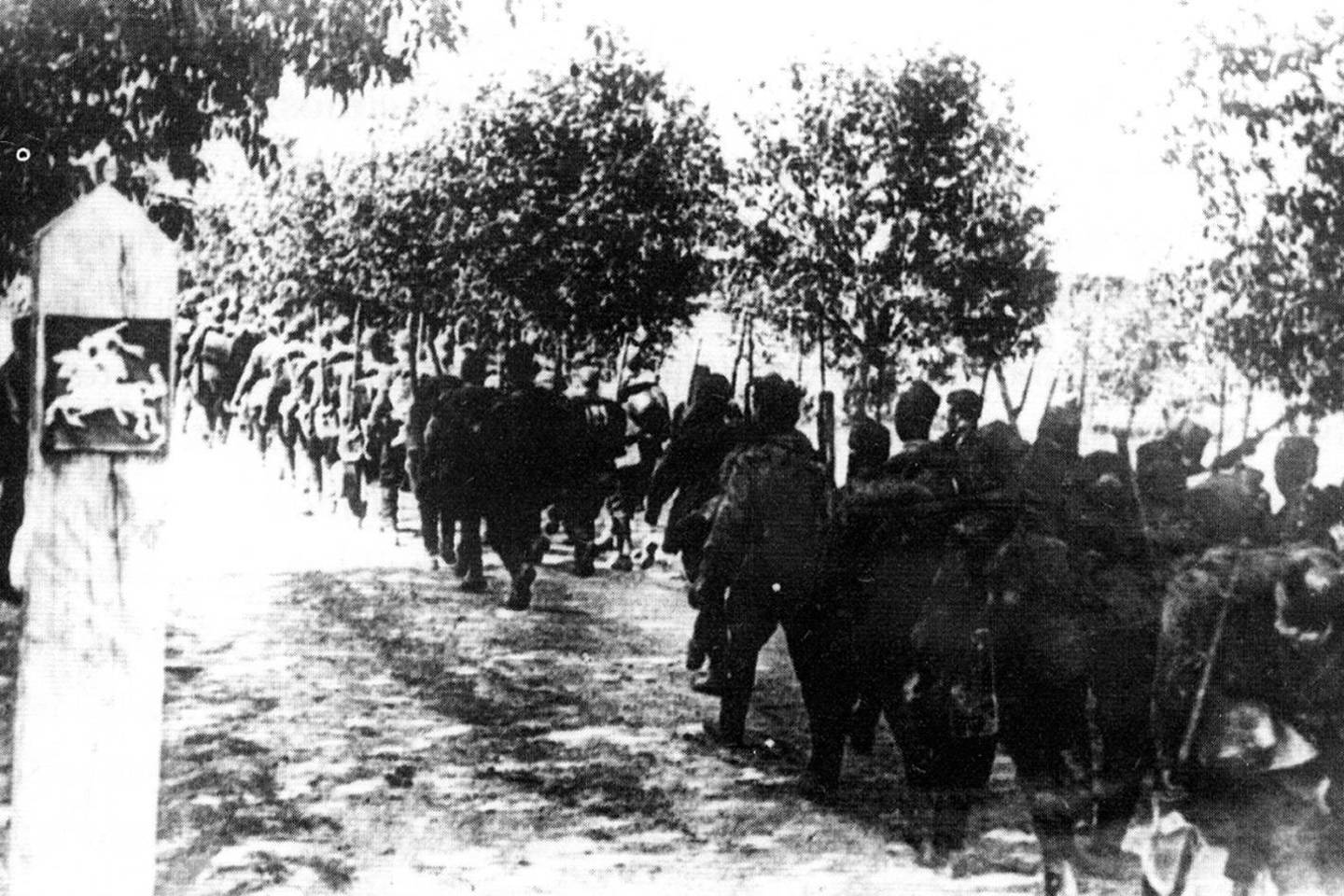 Raudonoji armija peržengia Lietuvos valstybinę sieną. 1940 m. birželio 15 d.