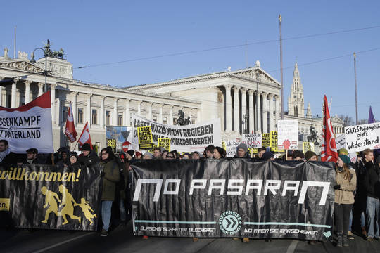Prieš naujos Austrijos vyriausybės prisaikdinimą Vienoje protestavo keli tūkstančiai žmonių