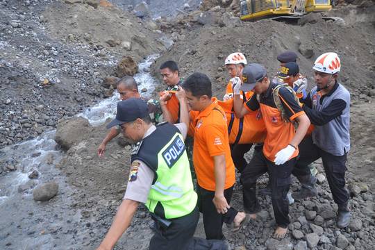 Per žemės nuošliaužą Indonezijoje žuvo mažiausiai aštuoni žmonės