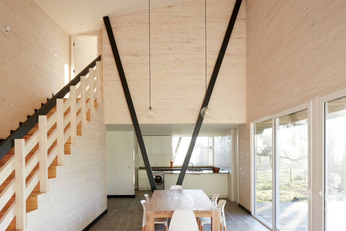 Pagrindinėse namo zonose – tik būtiniausi minimalistiniai baldai.<br> C.Palmos „Estudio Palma“/archdaily.com nuotr.