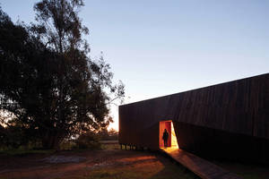 Naujam 145 kv. metrų šeimos namui kai kas suteikė  dramatiškumo 