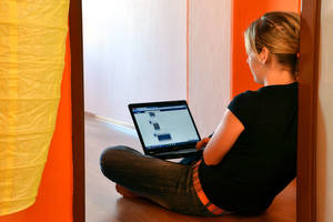 Komentaras feisbuke apie paauglę dukrą supykdė – tėvams taip elgtis niekšiška