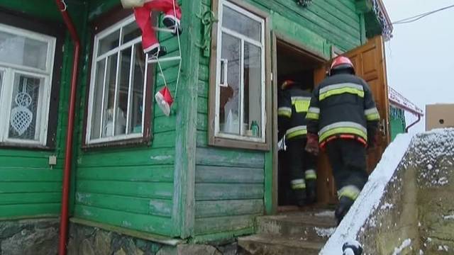Nerami naktis Rokiškio rajone: gausią šeimyną iš lovų išvertė gaisras