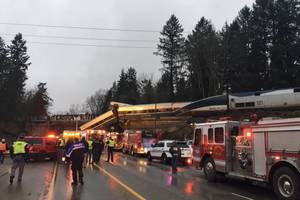 Košmaras JAV: nuo bėgių nulėkė traukinys, yra aukų