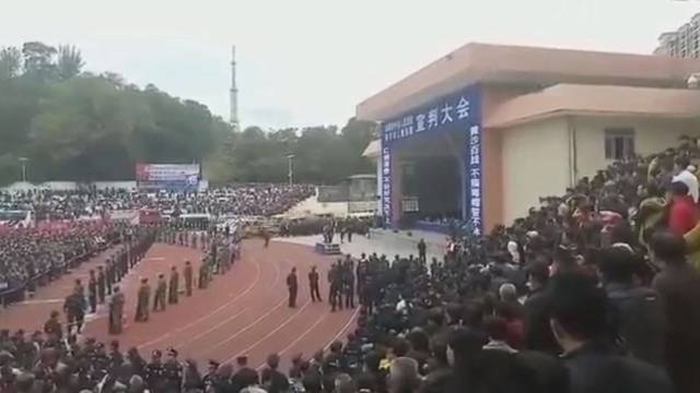 „Įžeidžianti“ procesija Kinijoje – mirties bausmę skelbė stadione