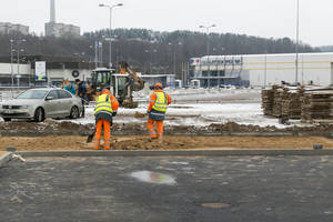 Atidaroma asfaltuota „Litexpo“ aikštelė, bet trys brigados dar kloja šaligatvius prie sniego