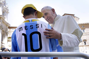 Popiežius atskleidė, kodėl šarvuotą papamobilį vadina sardinių dėžute ir juo nesinaudoja