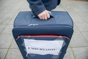 Ekspertai įvardijo, kaip būtų galima apsukti emigrantų lėktuvus