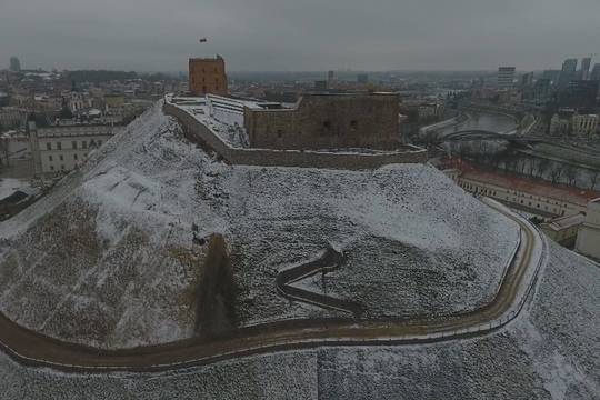 Kol valdžia sprendžia situaciją – Gedimino kalną nuklojo sniegas