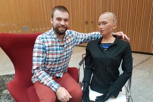 Humanoidė Sofija viešėdama Lietuvoje nusifilmavo seriale 