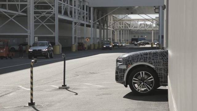 BMW paviešino vaizdo įrašą, kaip surenkami pirmieji X7 visureigiai