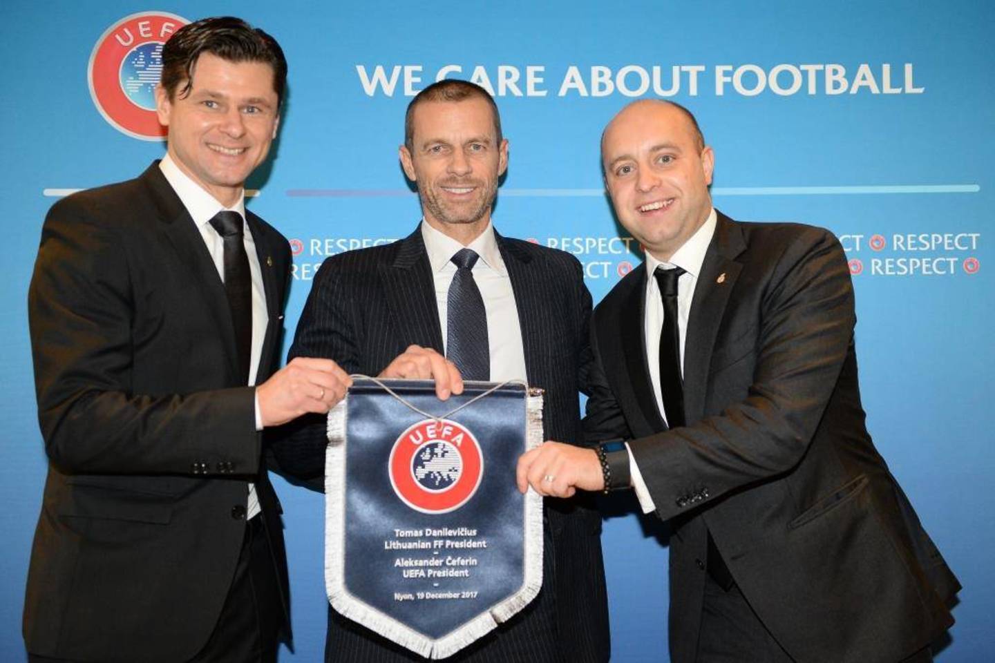  UEFA prezidentas Aleksandras Čeferinas ir Lietuvos futbolo federacijos vadovai: N.Dunauskas ir T.Danilevičius.<br> lff.lt nuotr.