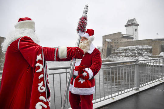 Estijos ir Rusijos pasienyje susitiko Santa Klausas ir Senis Šaltis