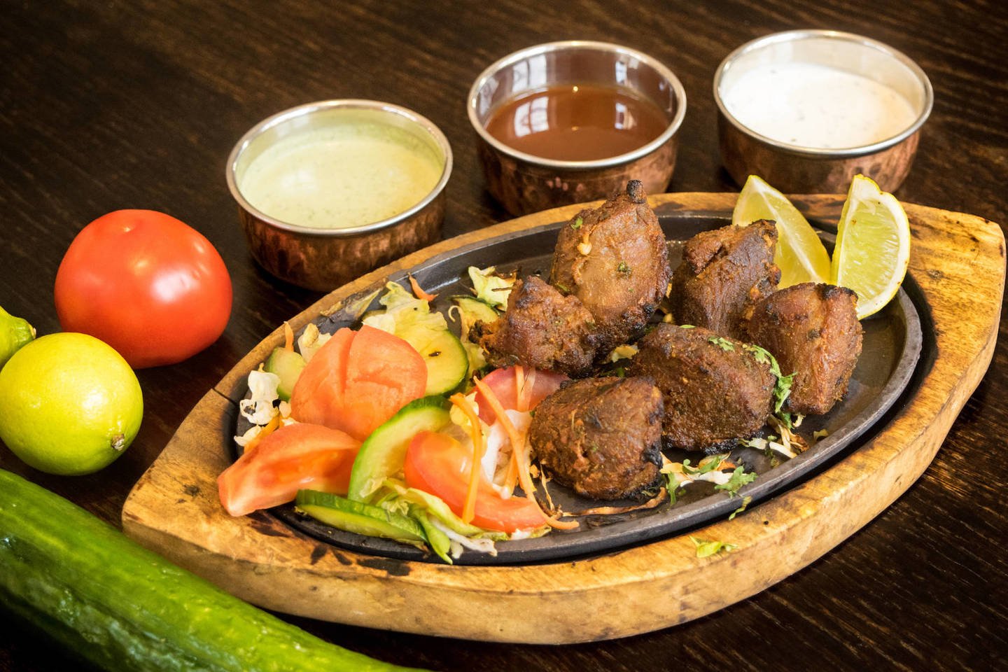  Indų patiekaluose naudojami bent septynių rūšių prieskoniai, o Tailando – gausu įvairių žolelių ir čili pipirų. Šie skoniai nėra artimi mėgstantiems tradicinį, lietuvišką maistą.