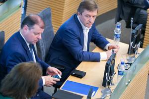 S. Skvernelis – prieš A. Kubiliaus Vyriausybės veiklos tyrimą, R. Karbauskis – už