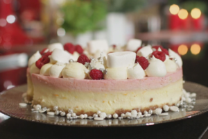 Trys žingsniai, ir desertas paruoštas: sūrio pyragas su spanguolėmis