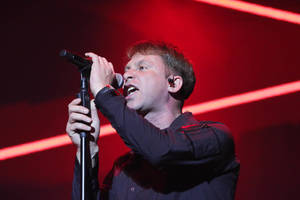 Selas verčia naują puslapį ir prakalbo apie dainą: „Skiriu ją sutiktoms šiukšlėms“