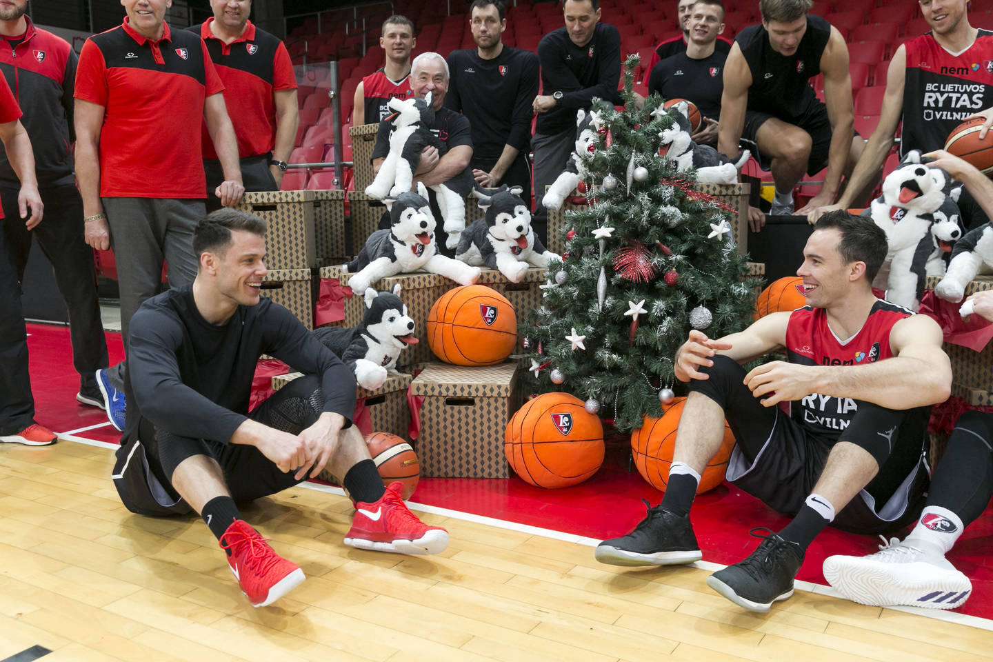 „Lietuvos rytas“ penktadienio treniruotę pradėjo nuo dovanų: su Kalėdomis sveikino ekipos vadovybė <br> T.Bauro nuotr.