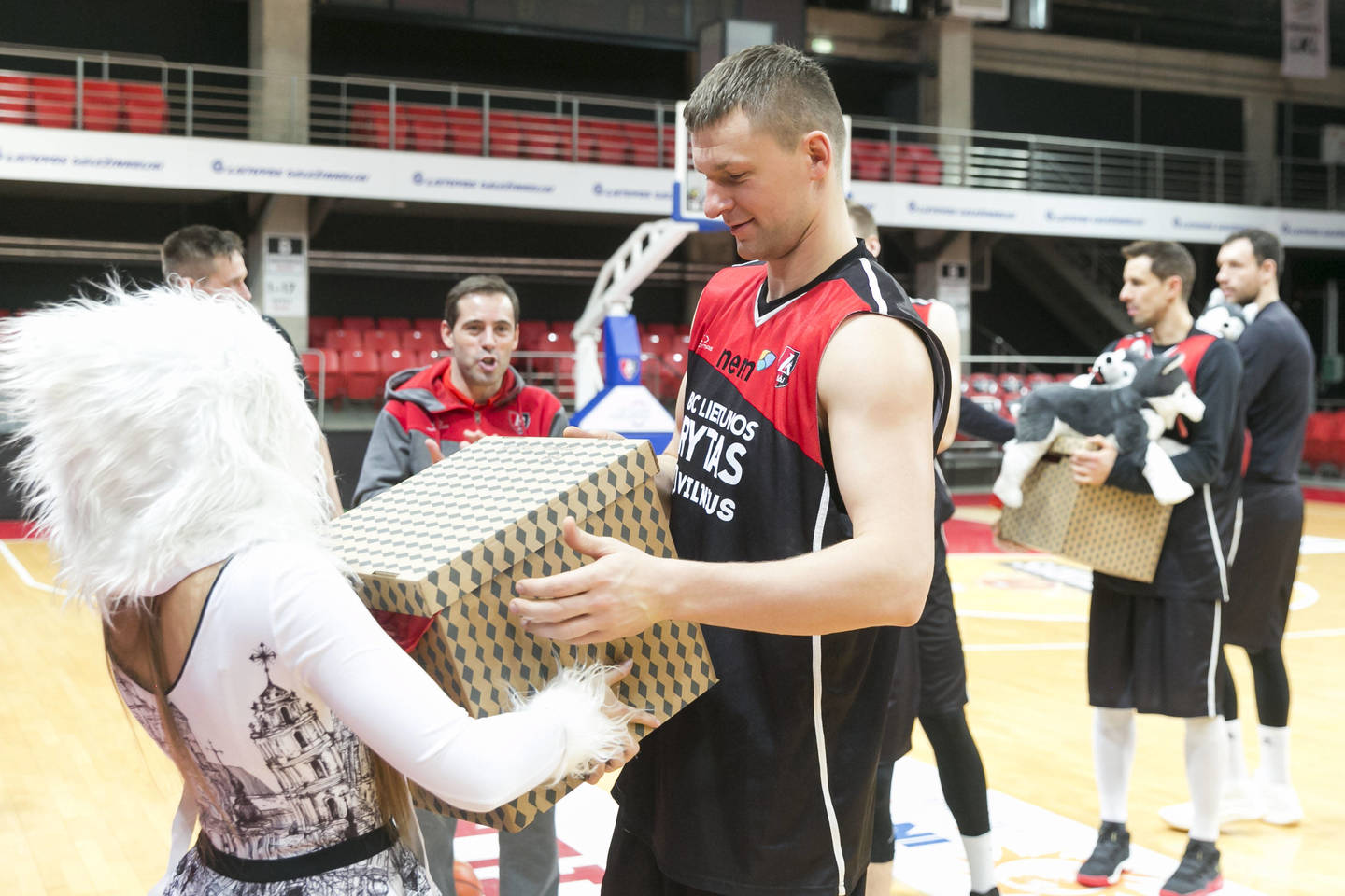 „Lietuvos rytas“ penktadienio treniruotę pradėjo nuo dovanų: su Kalėdomis sveikino ekipos vadovybė <br> T.Bauro nuotr.