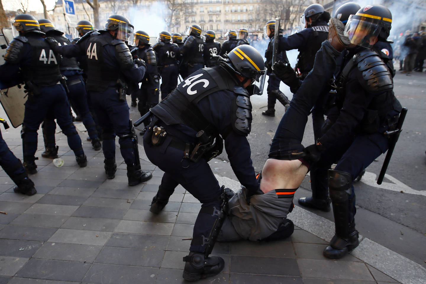  Susirėmimas su policija. Vasario 18 d., Paryžius (Prancūzija).<br> AP nuotr.