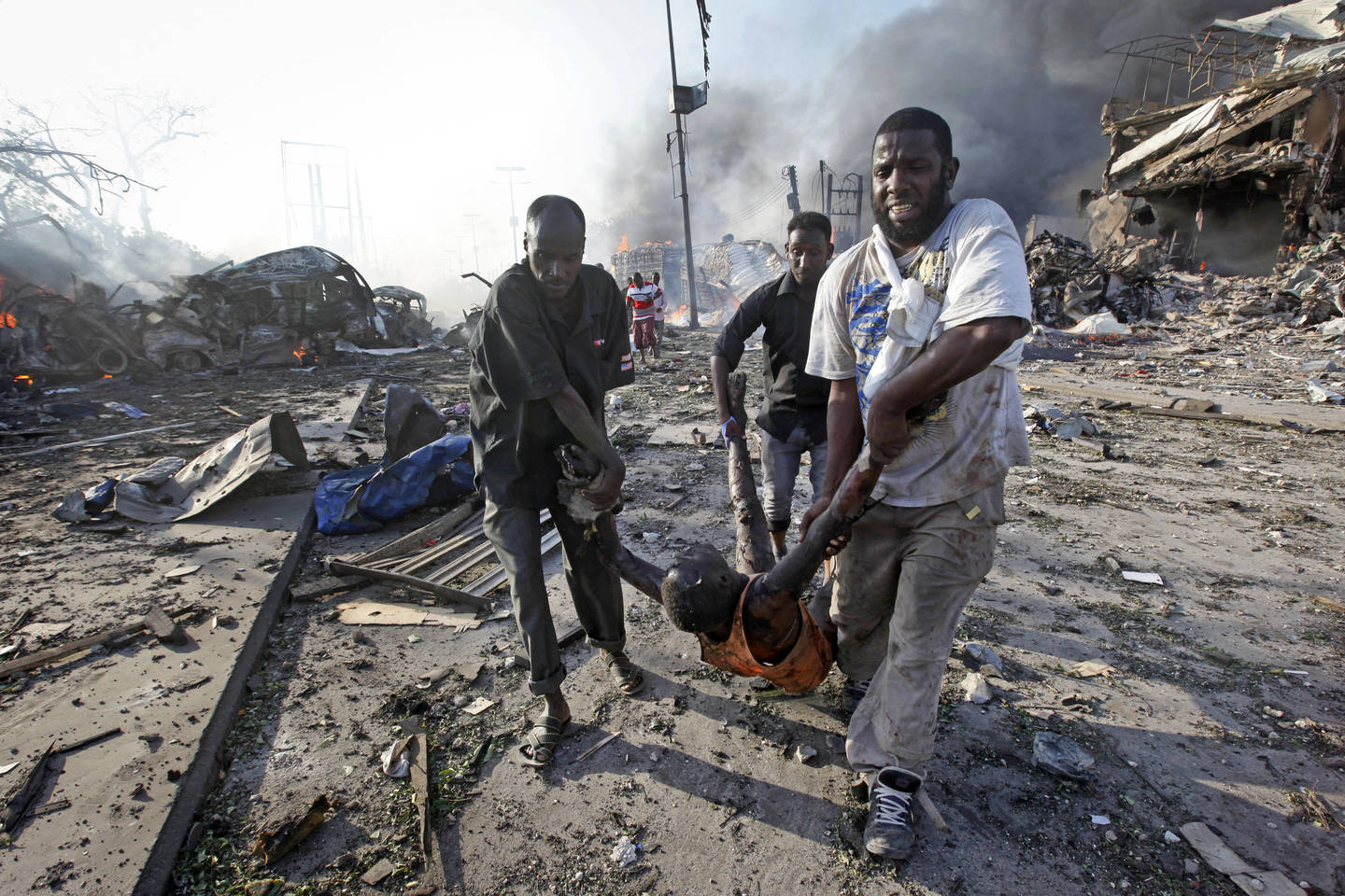 Sprogimo aukos. Spalio 14 d., Mogadišas (Somalis).<br> AP nuotr.