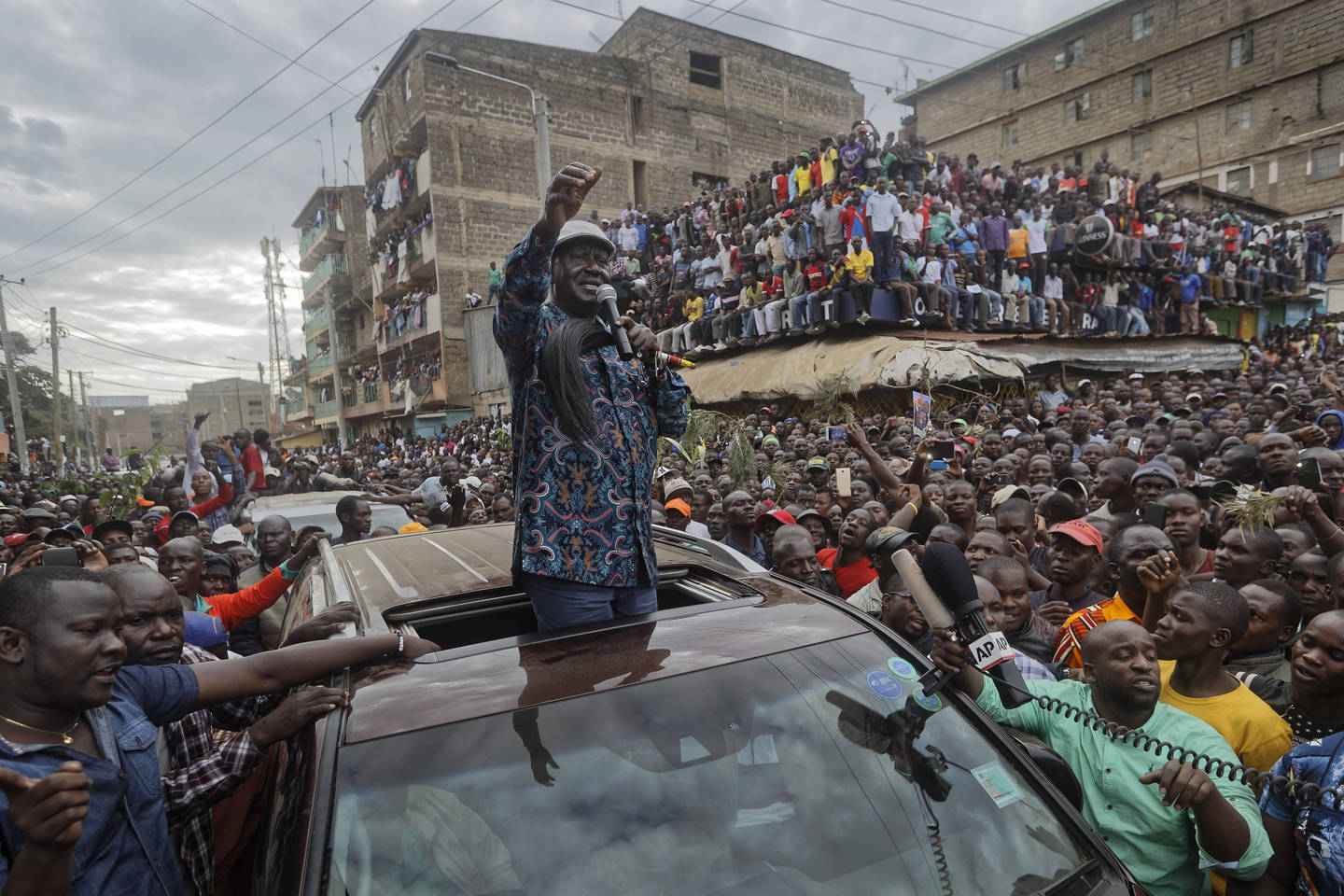  Kenijos opozicijos lyderis Raila Odinga kalba miniai. Rugpjūčio 13 d., Nairobis (Kenija).<br> AP nuotr.