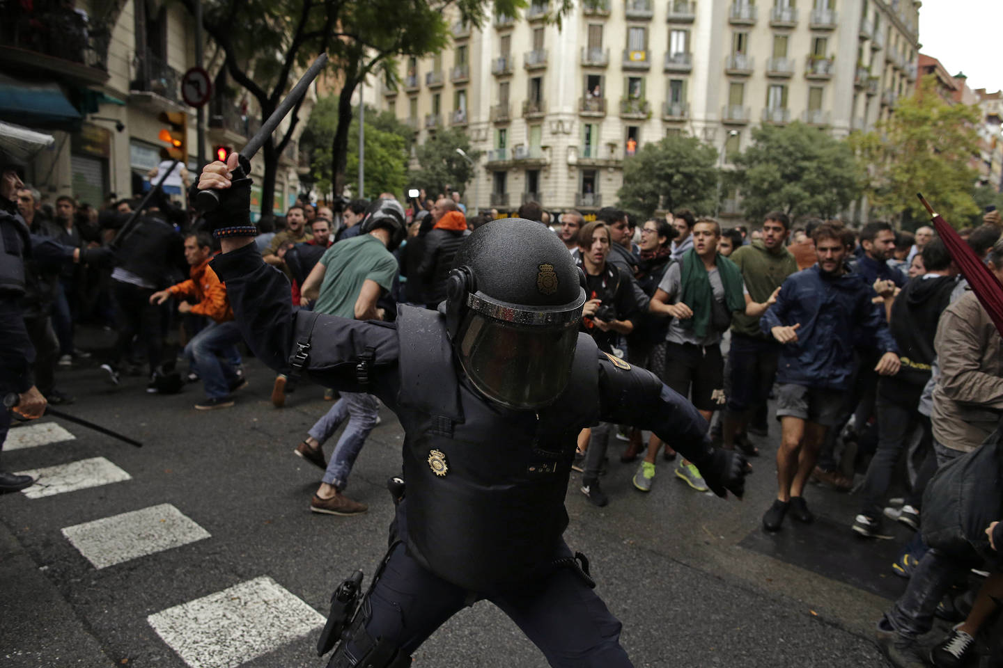  Ispanijos policija malšina Katalonijos nepriklausomybės siekį. Spalio 1 d., Barselona.<br> AP nuotr.