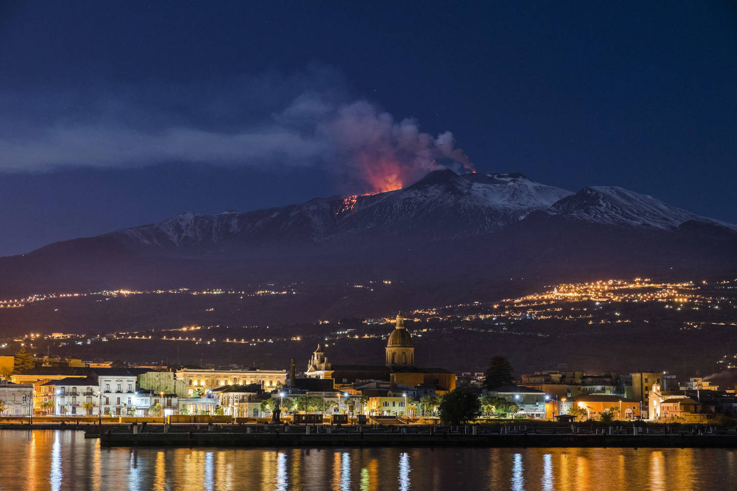  Etnos ugnikalnis spjaudo lavą. Balandžio 11 d., Ripostas (Italija).<br> AP nuotr.