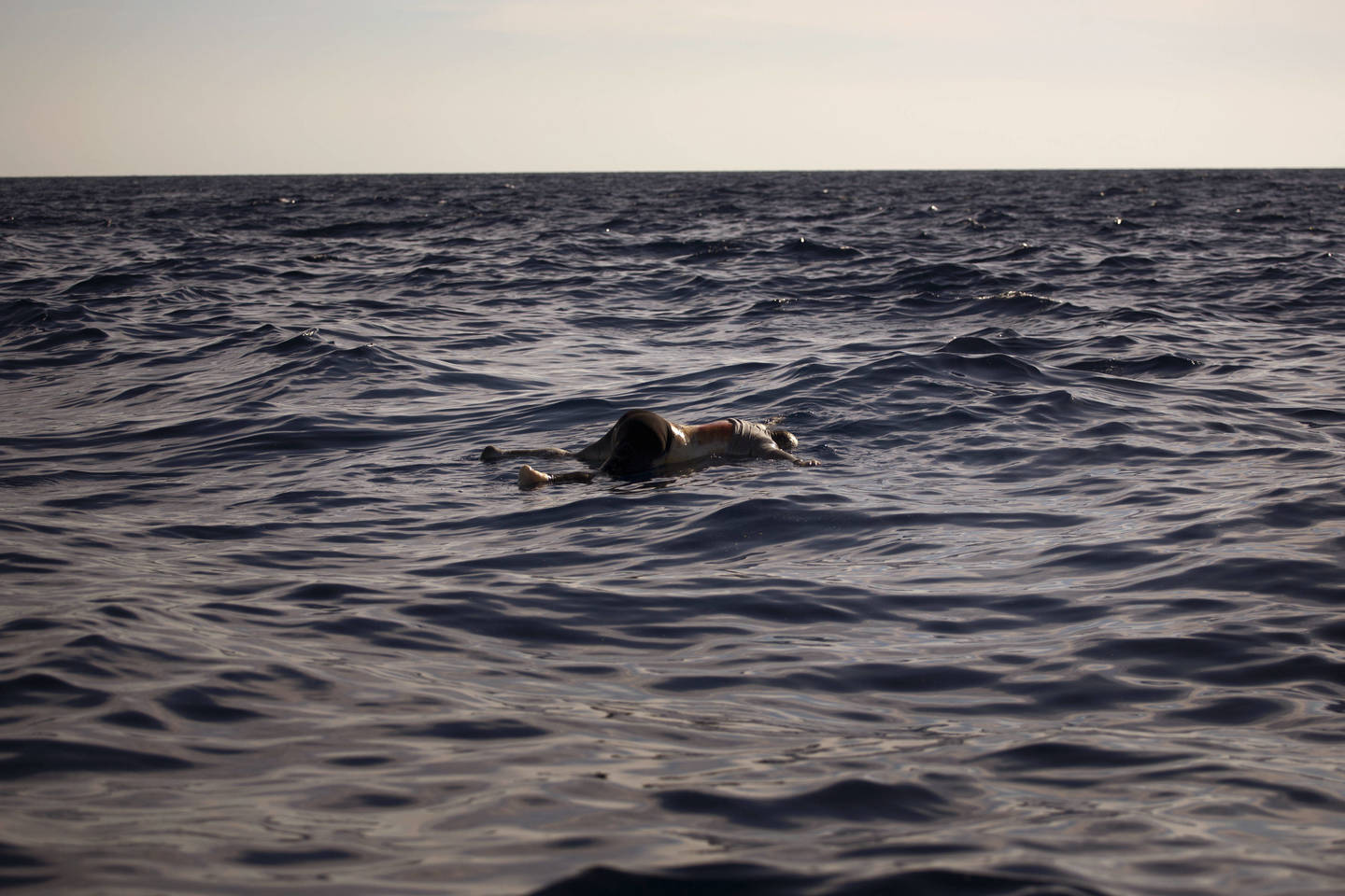  Paskendusios pabėgėlės kūnas Viduržemio jūroje. Liepos 21 d.<br> AP nuotr.