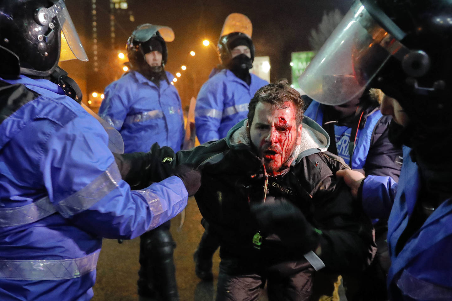  Rumunijos riaušių policija sulaiko protestuotoją. Vasario 2 d., Bukareštas (Rumunija).<br> AP nuotr.