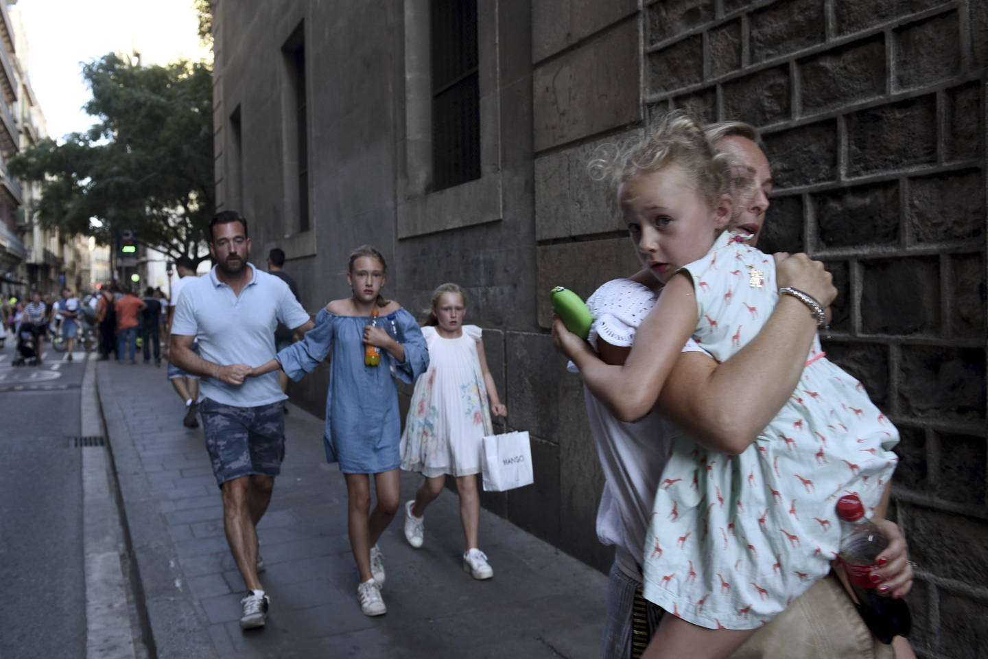  Žmonės bėga po teroristų atakos. Rugpjūčio 17 d., Barselona (Ispanija).<br> AP nuotr.