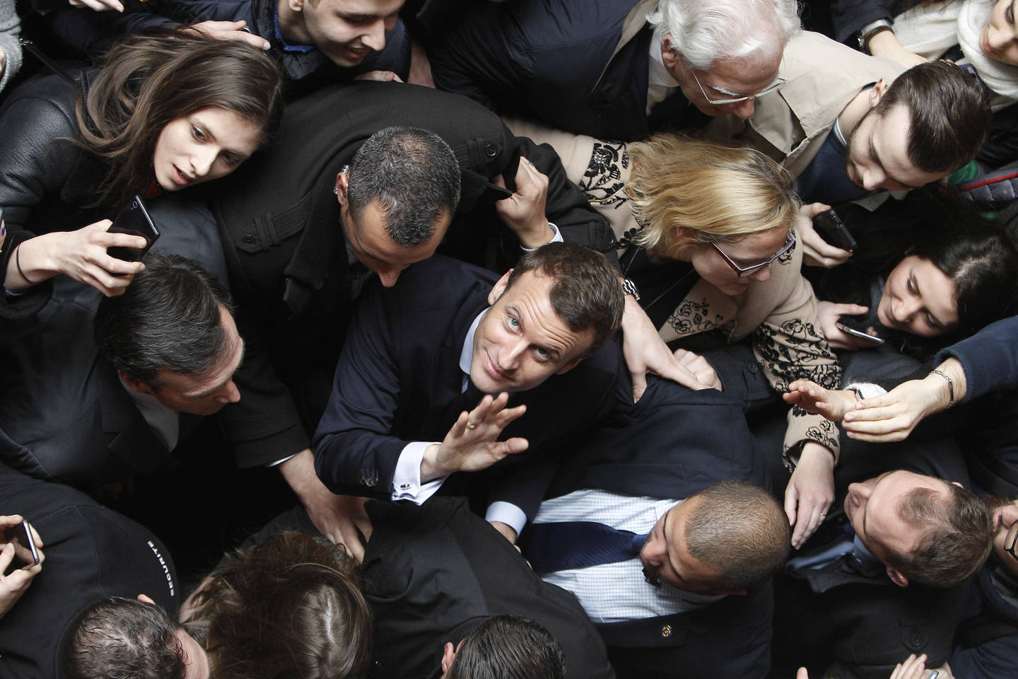  Emmanuelis Macronas pakeliui į Prancūzijos prezidento postą. Kovo 14 d., Lilis (Prancūzija).<br> AP nuotr.